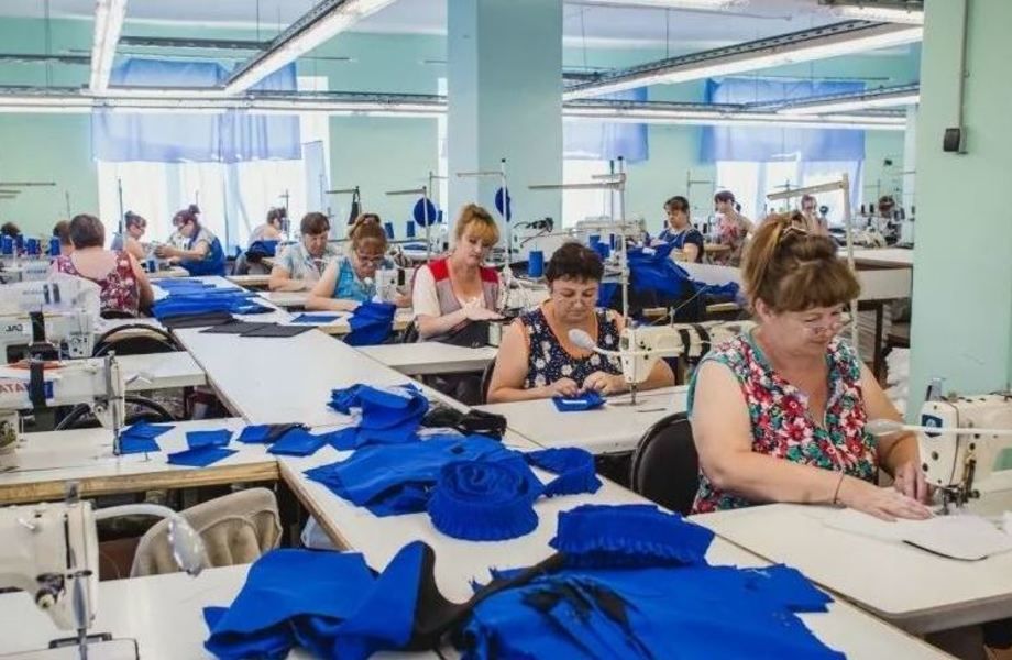 Швейные фабрики платье. Швейная фабрика "цех№1". Цех швейной фабрики. Фабрика пошива одежды. Современный Швейный цех.